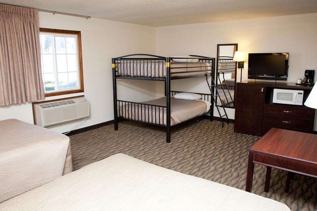 Americas Best Value Inn & Suites Atlantic Exterior photo